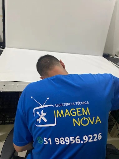 Profissional da Imagem Nova Zona Sul trabalhando na avaliação de um equipamento